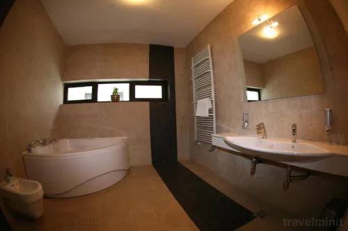 Camera Dublu Queen — en-suite bathroom