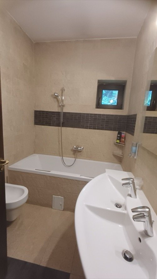Camera 1 – Cameră Dublă Queen — en-suite bathroom detail