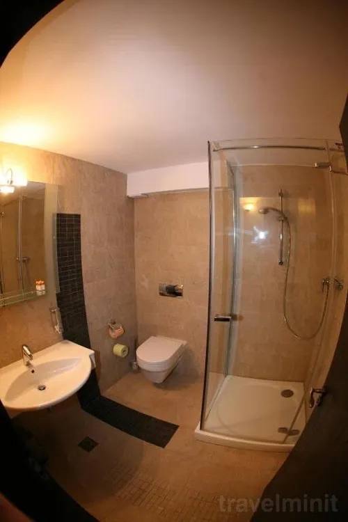 Camera Dubla cu Balcon — en-suite bathroom