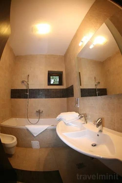 Camera Cvadrupla Deluxe cu Balcon — en-suite bathroom