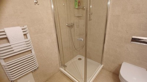 Camera 4 – Cameră Duplex Junior — bathroom, alternate angle