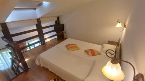 Camera 4 – Cameră Duplex Junior — upstairs bedroom