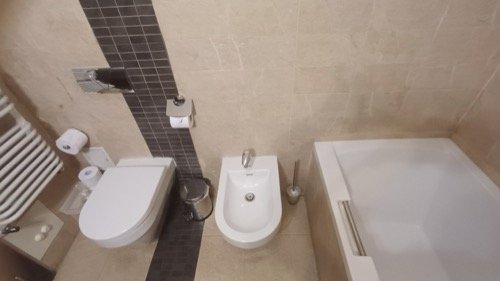 Camera 5 – Duplex Superior — en-suite bathroom, alternate angle