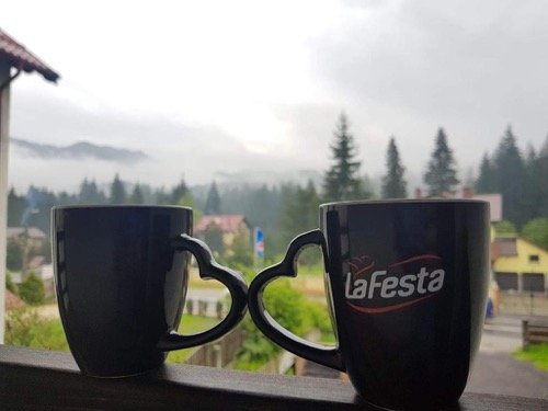 Camera 5 – Duplex Superior — coffee on the balcony with mountain view