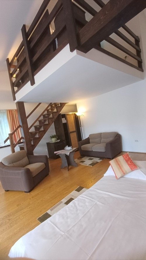 Camera 5 – Duplex Superior — living area, alternate angle