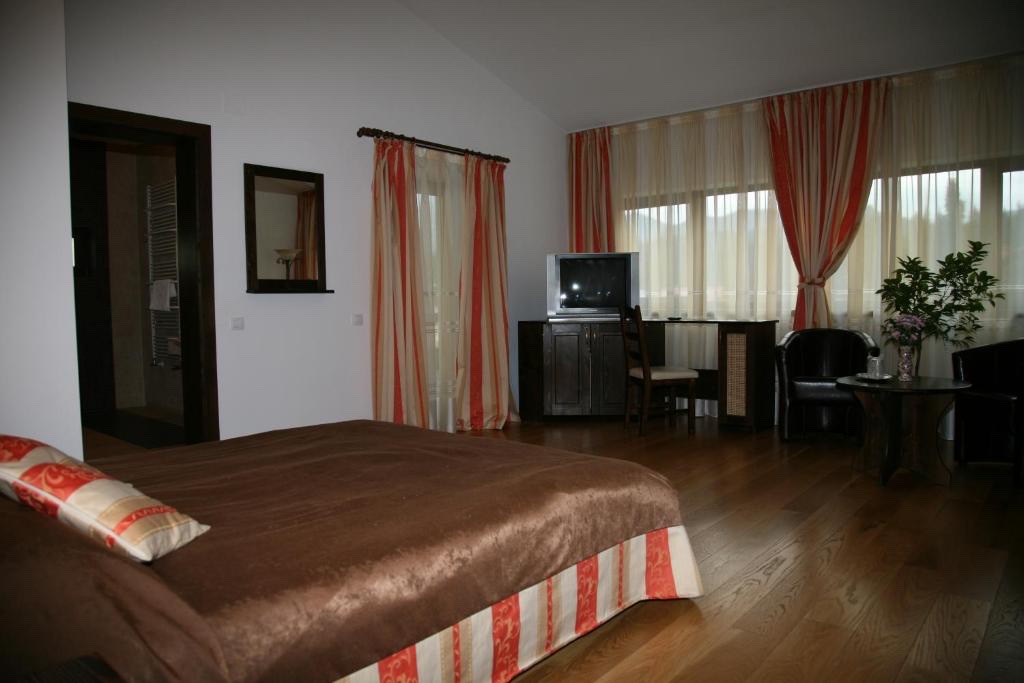 Room 6 — alternate view