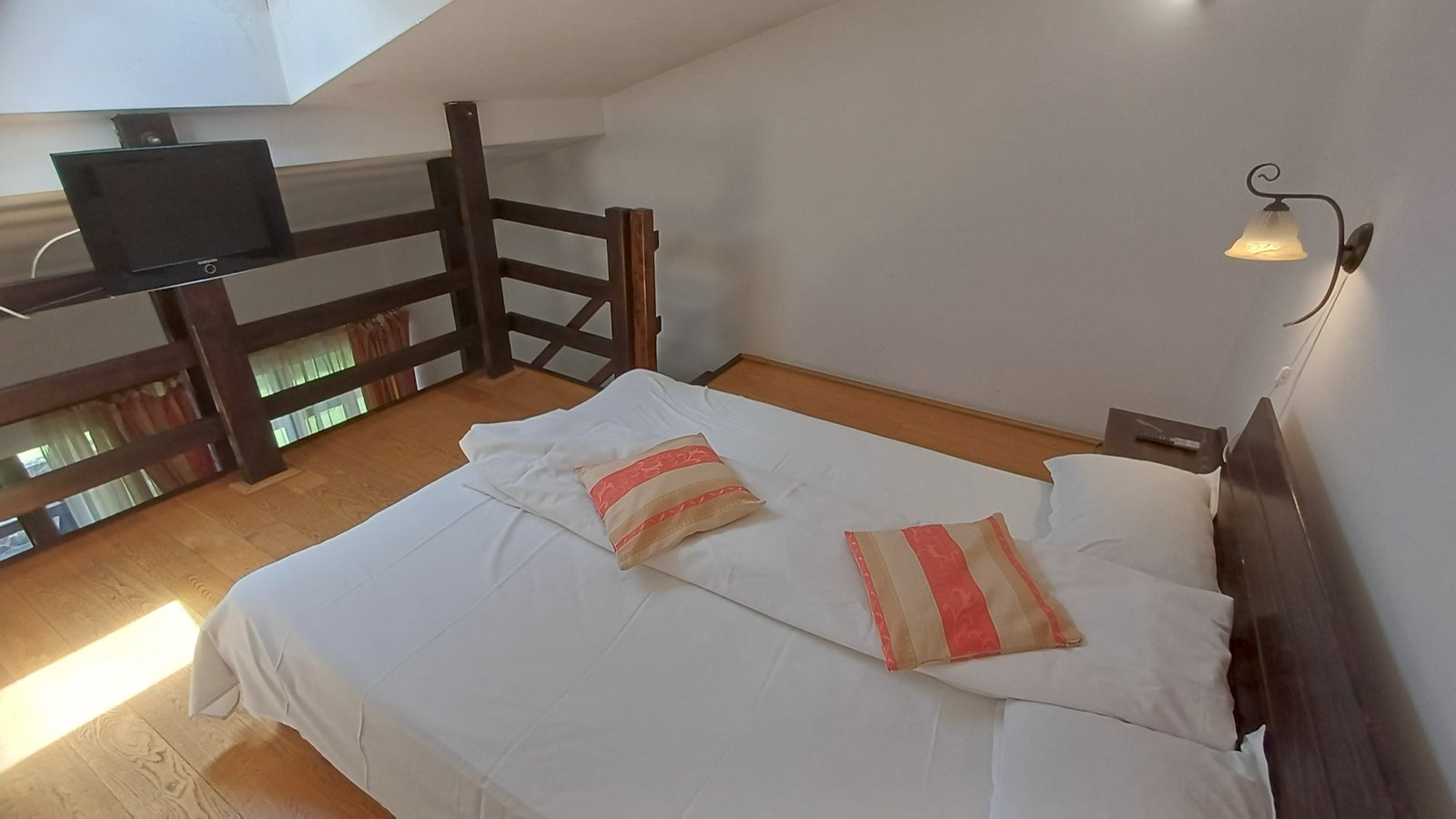 Room 3 – Junior Duplex — loft bedroom