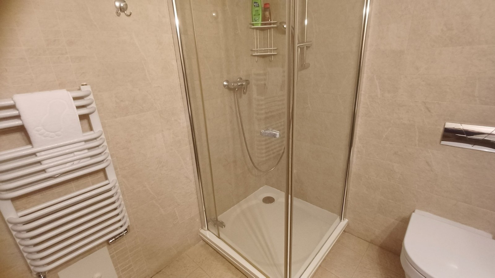 Rooms 3 & 4 — shared bathroom, shower cabin