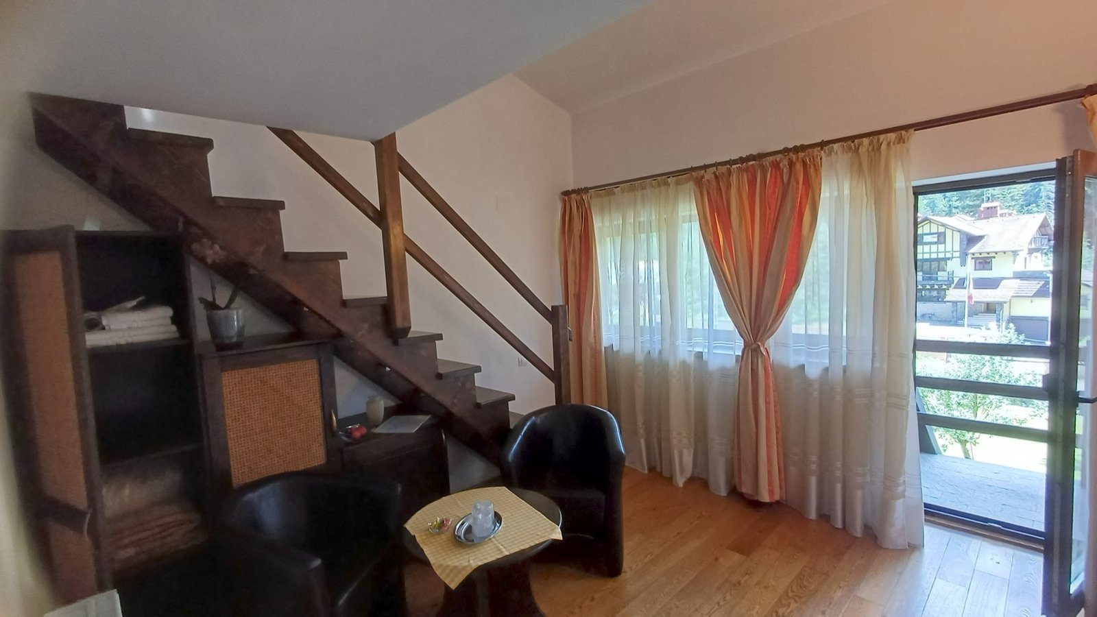Room 4 – Junior Duplex — ground floor seating area