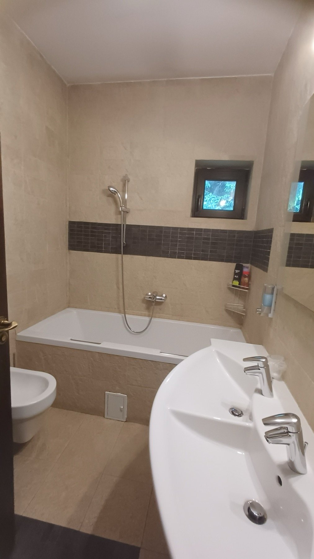 Room 5 – Duplex Superior — bathroom with bathtub