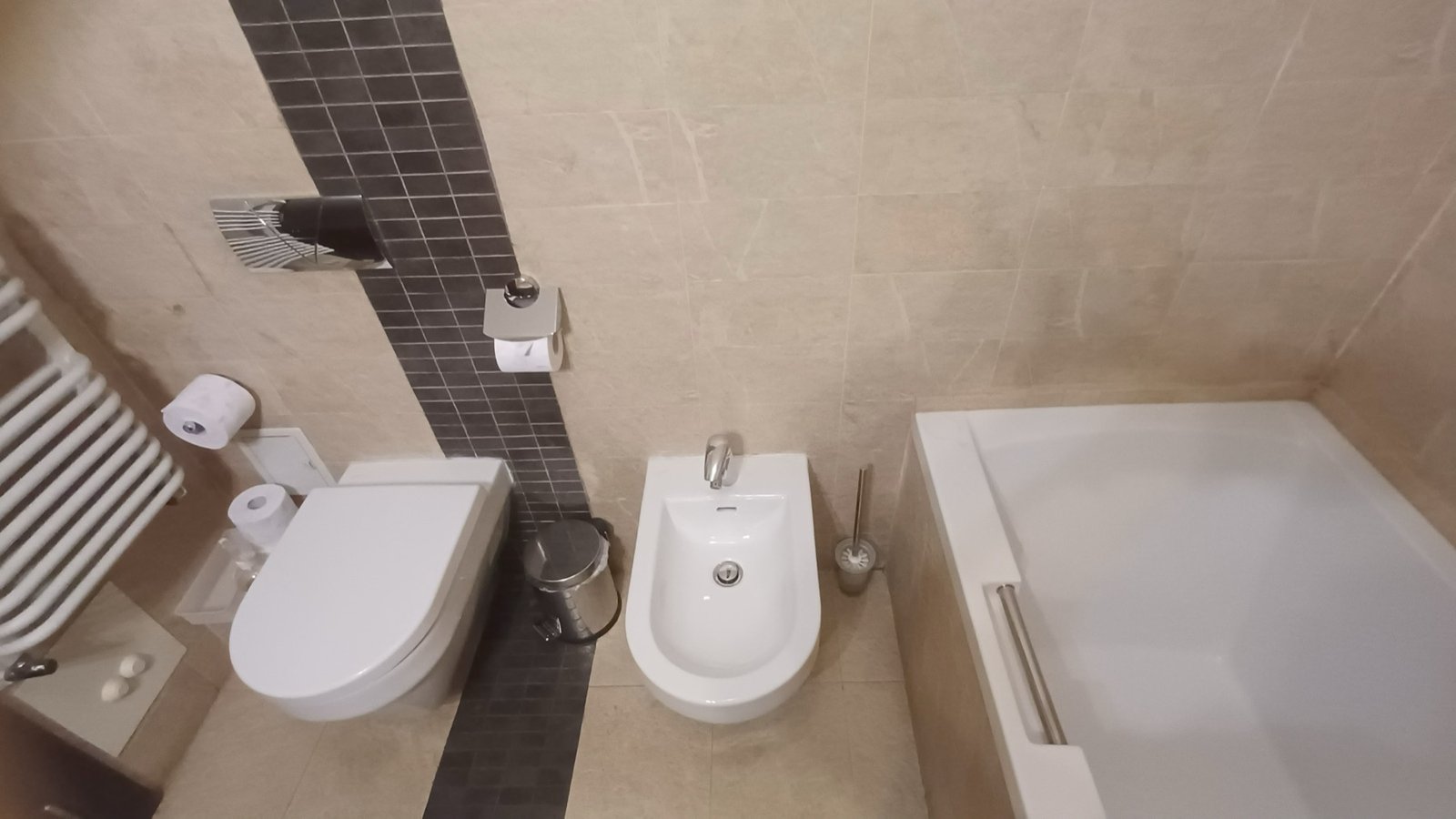 Room 5 – Duplex Superior — bathroom, alternate view