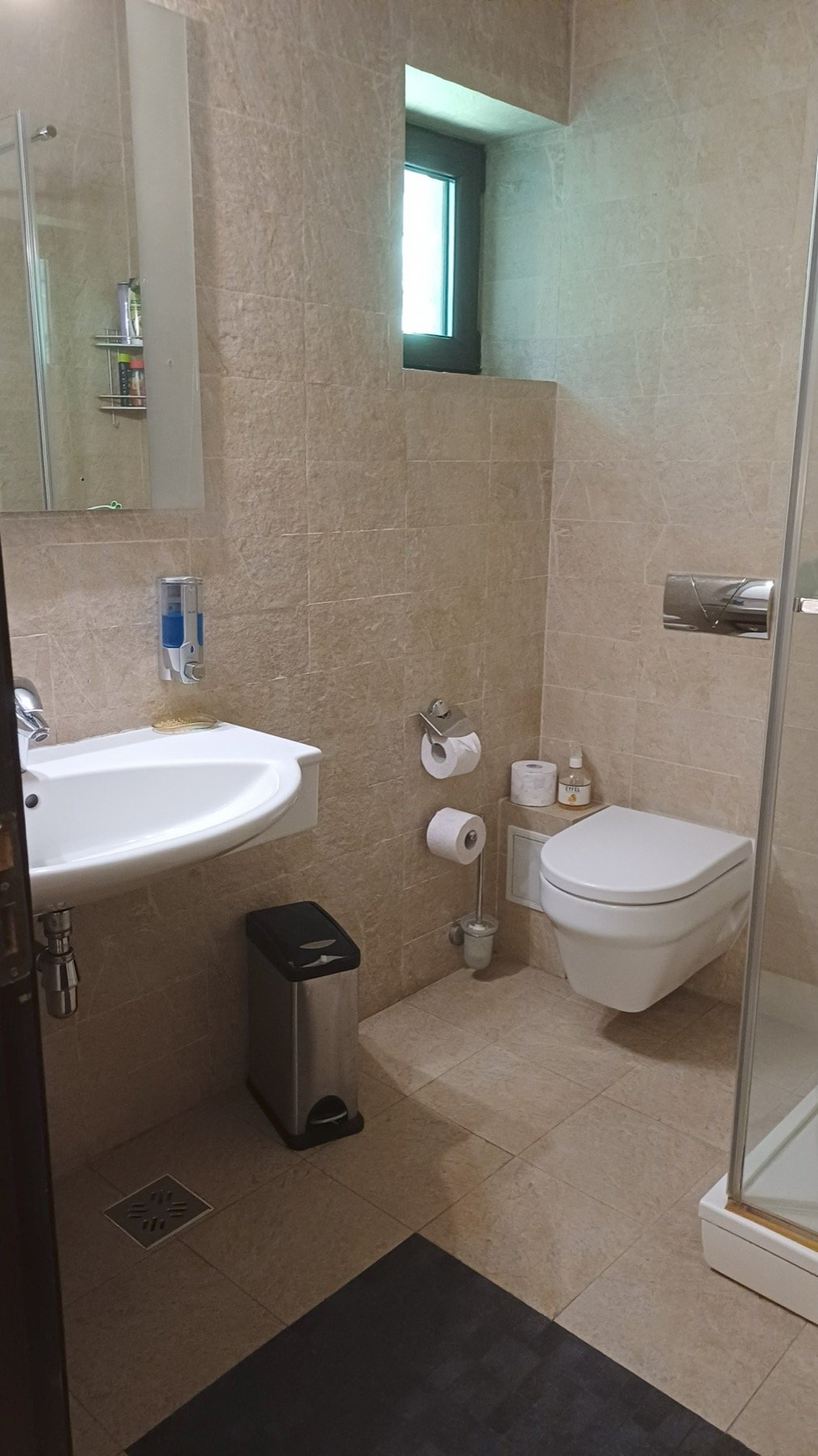 Room 6 – Classic Economy — bathroom with shower cabin